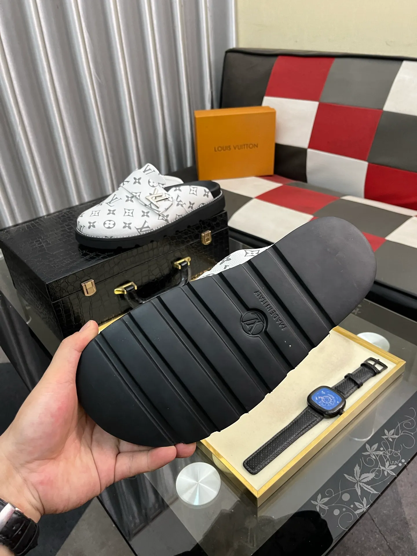 Men's men's shoes 💰420⌚️⌚️lv new Baotou half-slippers winterbreak comfert flat slippers lv letter and monogram floral embellished leather pattern, with sheepskin lining, suitable for indoor and outdoor wear. The water table is made of high-density foam material, which is light and comfortable. The sole has a certain thickness and the anti-aging effect is also good! Premium size: 38-444️⃣Colors available